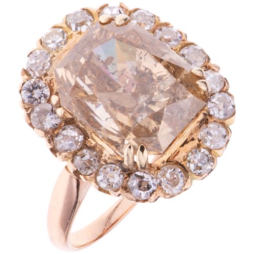 ANILLO CON DIAMANTES EN ORO ROSA DE 18K con un diamante corte esmeralda radiante ~7.55 Claridad: I2-I3 Color: champagne | RING WITH DIAMONDS IN 18K PI