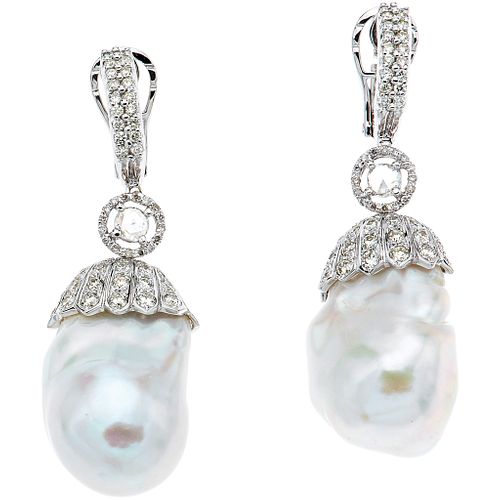 PAR DE ARETES CON PERLAS BARROCAS Y DIAMANTES EN ORO BLANCO DE 18K con perlas blancas, diamantes corte brillante y media rosa holandesa | PAIR OF EARR