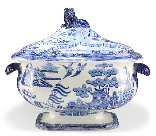 AN EARLY 19TH CENTURY NEWCASTLE WILLOW PATTERN PEARLWARE TUREEN AND COVER, 