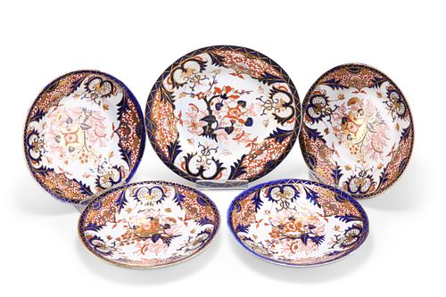 A GROUP OF FIVE EARLY 19TH CENTURY DERBY IMARI PATTERN PLATES, each decorat