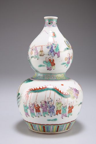 A CHINESE FAMILLE ROSE PORCELAIN DOUBLE GOURD VASE, 19TH CENTURY, enamel pa
