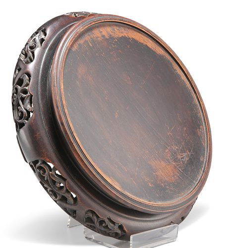 A 19TH CENTURY CHINESE CARVED WOODEN VASE STAND, circular, carved and pierc