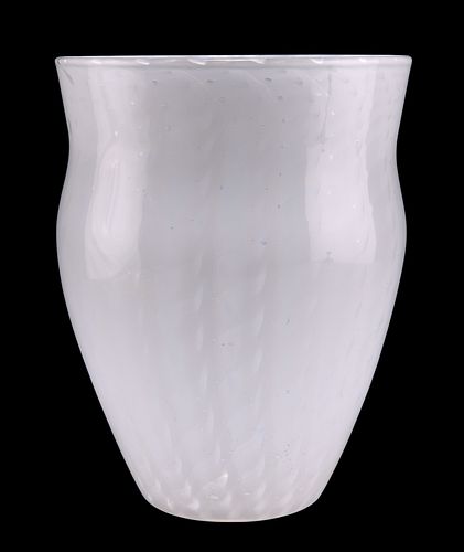 AN ART DECO PERIOD WHITEFRIARS CLOUDY WHITE LATTICE GLASS TUMBLER VASE, CIR