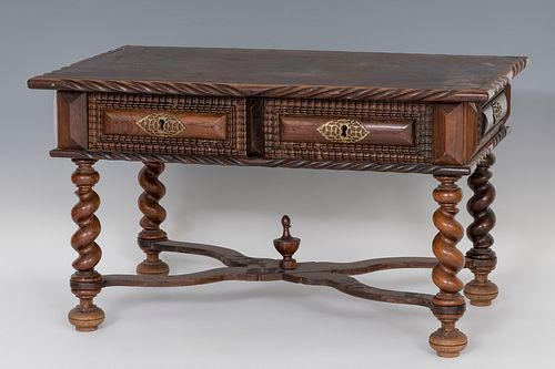 Table; Portugal, XVIII and XX centuries. 
Rosewood veneer. 
It has drawers remade in the twentieth century.