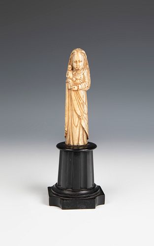 Indo-Portuguese school, ca.1600. 
"Virgin and Child. 
Carved ivory. 
Rear pedestal. 
Measurements: 12 cm high figure; 7.5 cm high pedestal.