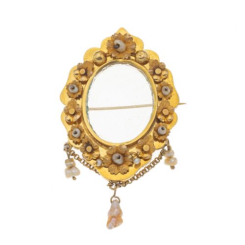 Prendedor con perlas de río en oro amarillo de 8k. Diseño fitomorfo. Peso: 12.1 g.
