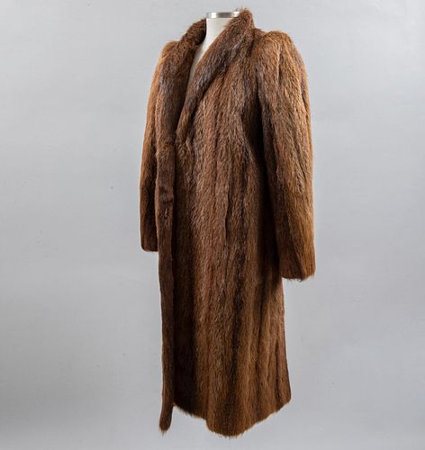 Abrigo. Ca. 1965. Elaborado en piel de mink color y marrón. Talla mediana (aproximadamente).