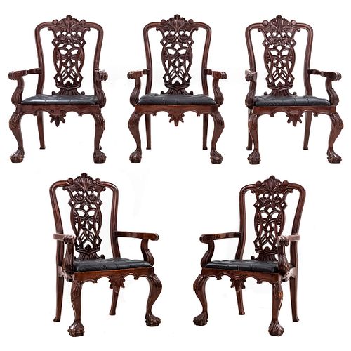 Lote de 5 sillones. SXX. Estilo Chippendale. Elaborados en madera. Con respaldo calado, asientos con tapicería de piel.