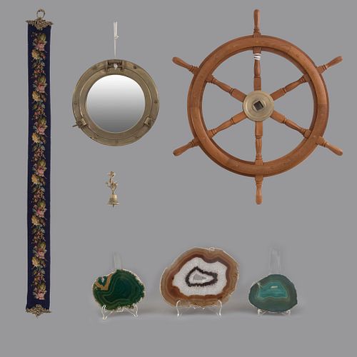 Lote de artículos decorativos. SXX. Tema marítimo. Espejo luna circular, timón, lajas de cuarzo y bordado.