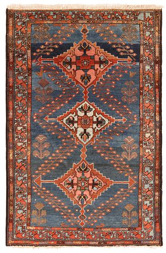 ANTIQUE PERSIAN MALAYER RUG - No reserve. 5 ft 3 in x 3 ft 5 in (1.60m x 1.04m).