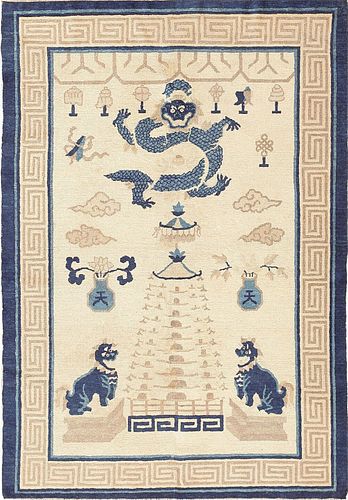BEAUTIFUL ANTIQUE DRAGON CHINESE RUG. 5 ft 7 in x 4 ft (1.70m x 1.21m).