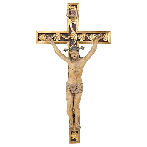 CRISTO CRUCIFICADO MÉXICO, FINALES DEL SIGLO XIX  Talla en madera dorada y policromada. Cristo: 90 x 50 cm Cruz: 136 x 70 cm | CRISTO CRUCIFICADO MEXI