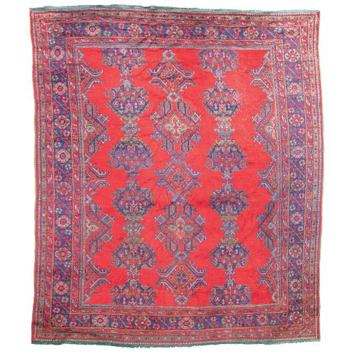 TAPETE IRANÍ SIGLO XX Elaborado a mano en fibras de lana con tintes naturales en rojo, beige y azul 370 x 328 cm | IRANIAN RUG 20TH CENTURY Handmade i