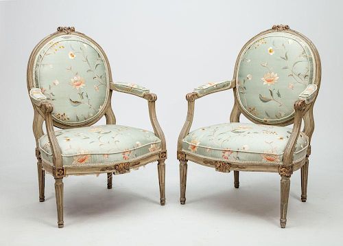 Pair of Louis XVI Style Grey Painted and Parcel-Gilt Fauteuils à La Reine