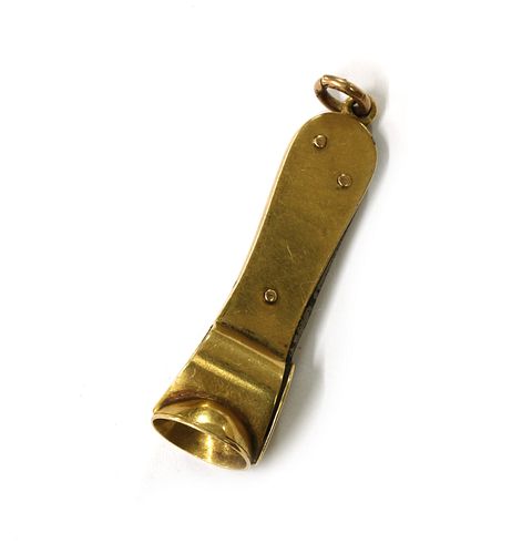 An 18ct gold cigar cutter,