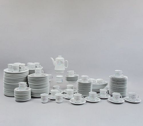 Servicio de vajilla. China, SXX. Elaborado en porcelana China Pearl. Modelo Edinburgh. Servicio para 24 personas. Piezas: 177