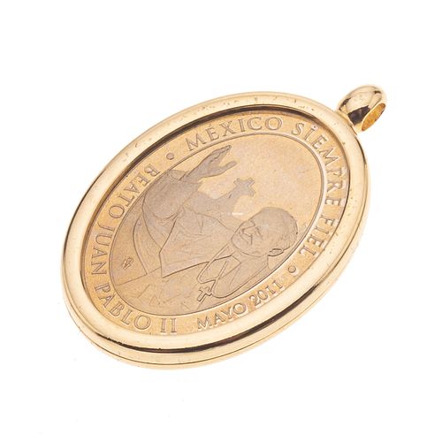 Medalla en plata .925 y bisel en metal base dorado. Imagen de la Virgen de Guadalupe y Beato Juan Pablo II. Peso: 19.7 g.