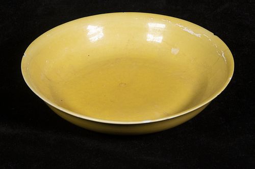 CHINESE QING IMPERIAL YELLOW SHALLOW BOWL