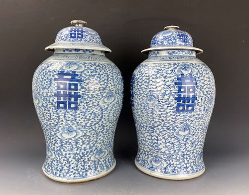 A Paie of Blue and White Porcelain Vase With Cover