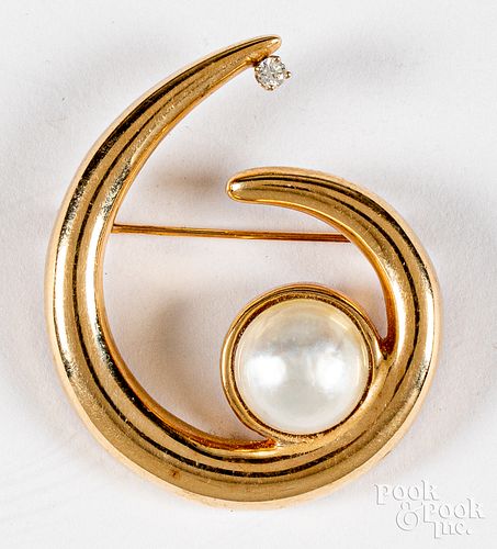 14K gold, diamond, and pearl pin, 7.5dwt.