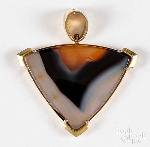 18K gold and agate pendant