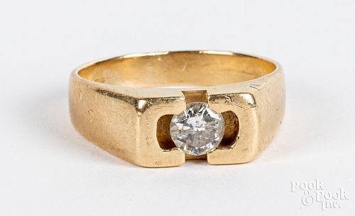 14K gold and diamond ring, 3.9dwt.