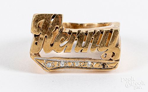 10K gold and diamond Kenny ring, 6.5dwt.