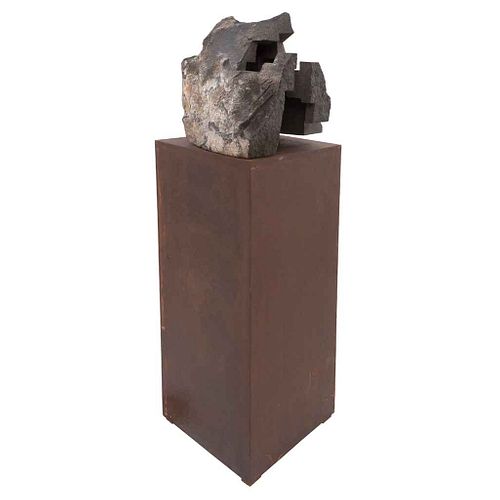 JORGE YÁZPIK, Sin título, Sin firma, Esultura en piedra volcánica en base de bronce, 136 x 50 x 51 cm medidas totales con base | JORGE YÁZPIK, Untitle