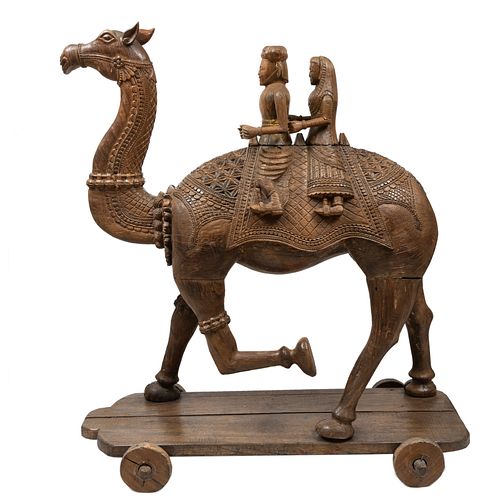 Pareja en camello. Medio Oriente, SXX. Talla en madera. Base con ruedas. 137 cm de altura.