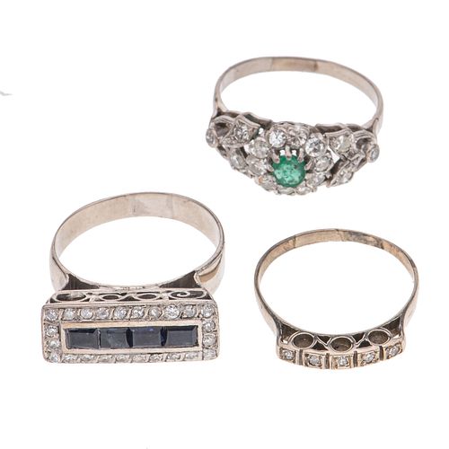 Tres anillo con esmeralda y diamantes en plata paladio Talla: 9 ½  1 Esmeralda corte redondo ~0.25 ct Diamantes corte 8x8 ~0.45...