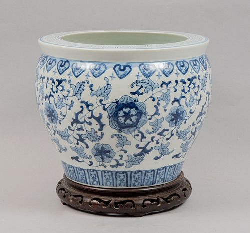Maceta. Origen oriental, SXX. Elaborada en porcelana, con base de madera. Decorada con motivos florales, vegetales y orgánicos.