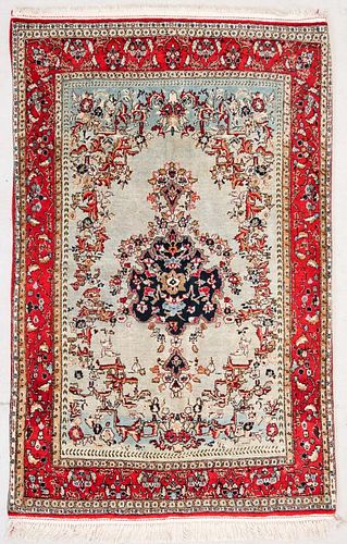 Isfahan Rug: 4'7" x 6'11" (140 x 211 cm)