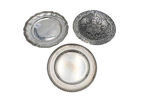 Three Piece Continental Silver Plates, largest in diameter 10 1/2 inches, 35.8 t.oz.