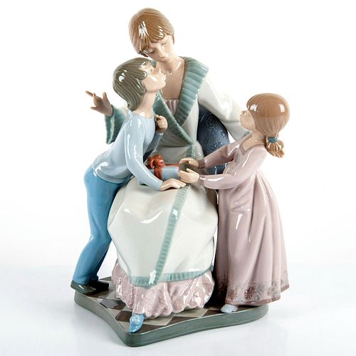 A Gift of Love 1005596 - Lladro Porcelain Figurine