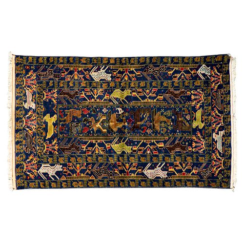 Tapete. Irán, SXX. Estilo Baluch. Anudado a mano en fibras de lana y algodón. Decorado con motivos motivos vegetales y zoomorfos.