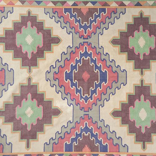 Tapete. India, SXX. Estilo Kilim. Elaborado en fibras de algodón. Decorado con elementos geométricos. 366 x 274 cm.