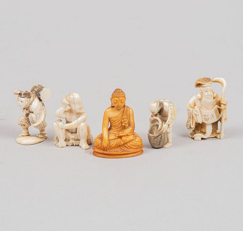 Lote de 3 netsukes y 2 figuras miniatura. Origen oriental, SXX. Tallas en marfil con detalles entintados.