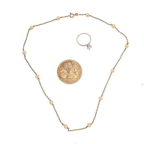 Collar, moneda y anillo con simulantes en oro amarillo de 8k. y plata .925 y .720. Peso: 22.5 g.