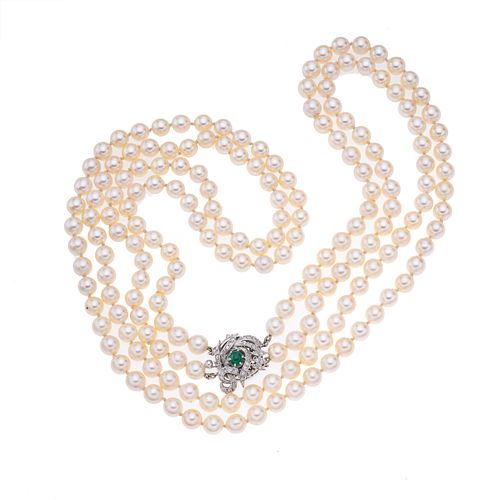 Collar de dos hilos de perlas, esmeralda y diamantes con el broche en plata paladio. 183 perlas cultivadas color crema de 8 mm.