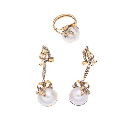 Anillo y par de aretes con medias perlas y diamantes en oro amarillo de 18k. 3 medias perlas cultivadas color blanco de 15 mm.