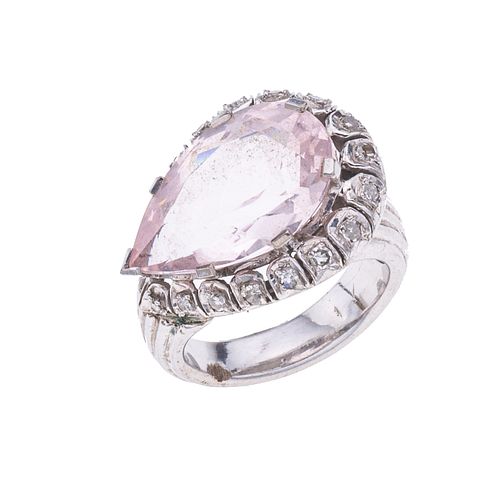 Anillo vintage con cuarzo rosa y diamantes en plata paladio. 1 cuarzo rosa corte gota. 18 diamantes corte 8 x 8. Talla: 5 1/2.