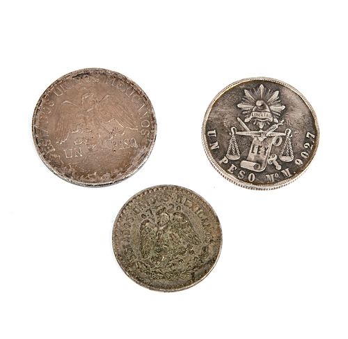 Lote de 3 monedas. Elaboradas en plata: Consta de: 1 Peso (El Caballito) 1910, 27 g., otras. Peso total: 71 g.