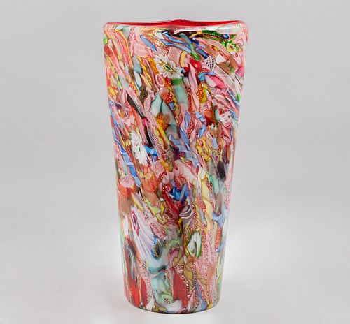 Florero. Italia, SXX. Elaborado en cristal de Murano. Decoración multicolor. 51 cm de altura.