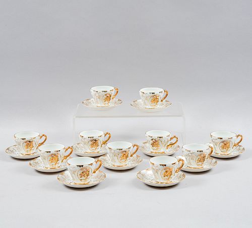 Set de ternos para té. Japón, SXX. Elaborado en porcelana. Decorado con elementos florales y filo en esmalte dorado. Pzas 22.