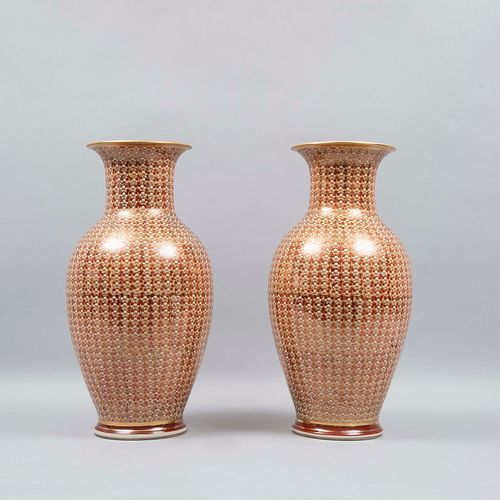 Par de jarrones. Japón, años 70. Elaborados en cerámica esmaltada. Con marcado inferior. 42 cm de altura (cada uno).