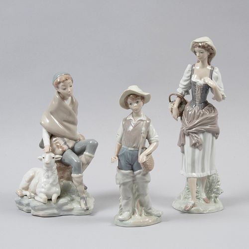Lote de 3 figuras decorativas. España, SXX. Elaborados en porcelana Lladró. Consta de: 2 recolectores y pastor.