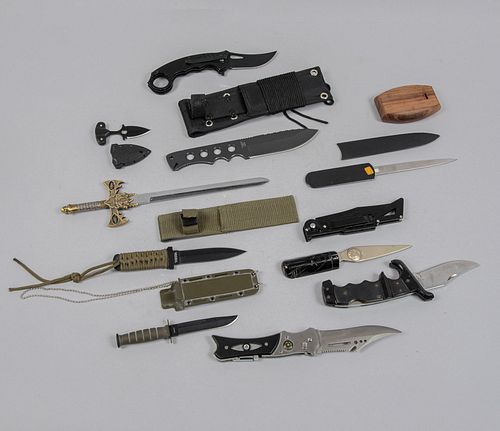 Lote de 11 cuchillos. SXX. Diferentes diseños, filos de acero, empuñaduras de resina, onix y otros. 29 cm de longitud.