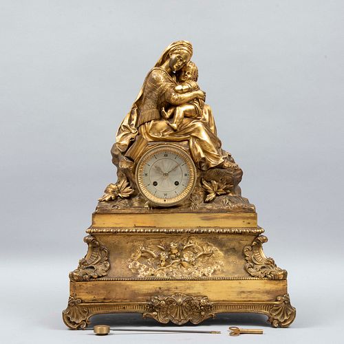 Reloj de chimenea. Francia, finales del SXIX. Estilo neoclásico. Elaborado en bronce. Con alegoría de la maternidad.
