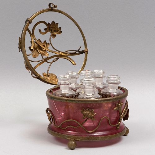 Perfumeros. SXX. Estilo Art Nouveau. Elaborados en vidrio y metal dorado. Consta de: 6 perfumeros en base. Piezas: 7
