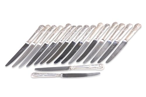A QUANTITY OF GEORGIAN AND LATER SILVER-HANDLED TABLE KNIVES, assorted make